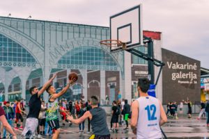 Į Kauną sugrįžta didžiausias Lietuvoje gatvės kultūros festivalis „Naktinis krepšinis“