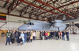 KTU studentai lankėsi Karinių oro pajėgų Aviacijos bazėje bei Ginkluotės ir technikos remonto padalinyje