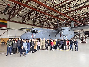 Lietuvos kariuomenės Karinių oro pajėgų Aviacijos bazėje bei Ginkluotės ir technikos remonto padalinyje lankėsi KTU MIDF studentai