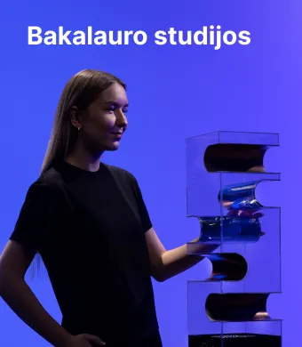 KTU Mechanikos inžinerijos ir dizaino fakulteto studentė dirba su technologiniu įrenginiu mėlyname dekoratyviame fone. Rinkis KTU bakalauro studijas.