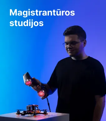 KTU Mechanikos inžinerijos ir dizaino fakulteto studentas atlieka drono komponentų skenavimą mėlyname dekoratyviame fone. Rinkis KTU magistrantūros studijas MIDF.