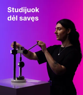 KTU Mechanikos inžinerijos ir dizaino fakulteto studentė dirba su matavimo įranga rožiniame ir violetiniame dekoratyviame fone. Kairėje šūkis „Studijuok dėl savęs“, kviečiantis rinktis studijas KTU.