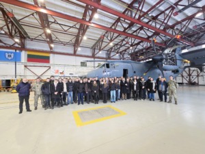 MIDF studentai vieni pirmųjų susipažino su Lietuvos kariuomenės UH-60M „Black Hawk“ sraigtasparniais